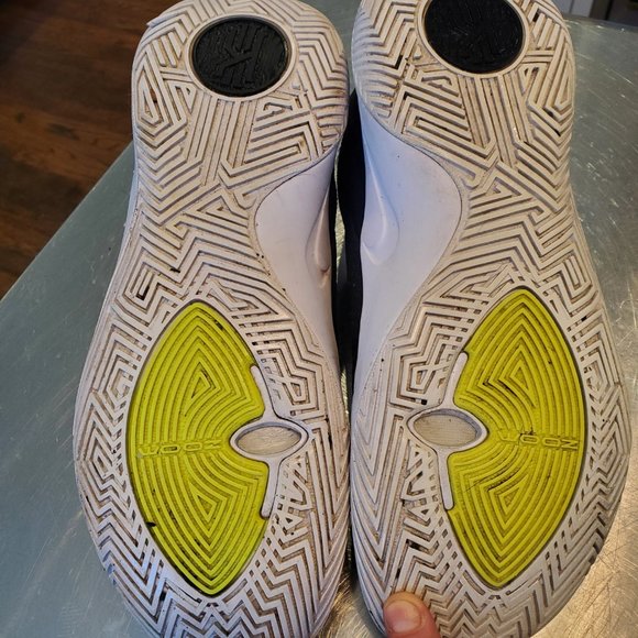 Nike Kyrie Basketball Shoe Size 8.5 - Picture 5 of 7